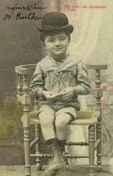Petit garçon avec un chapeau melon